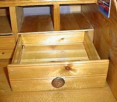 Drawer detail.jpg (43080 bytes)